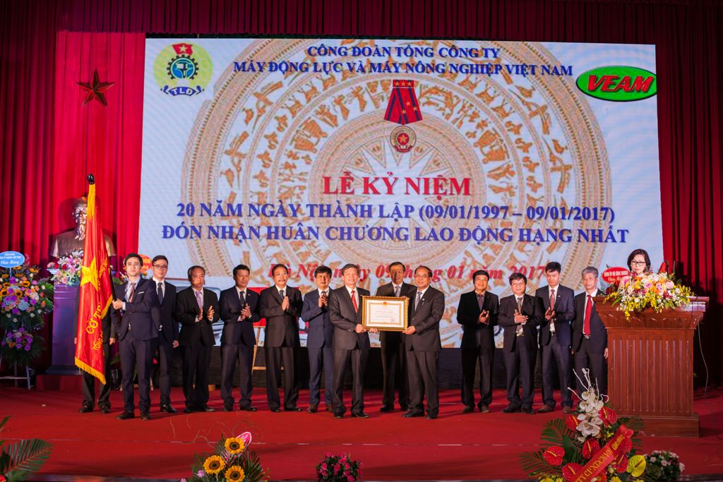 Đ/c Nguyễn Văn Ngàng - Phó Chủ tịch Tổng LĐLĐ Việt Nam trao Huân chương Lao động hạng Nhất cho Công đoàn TCty.